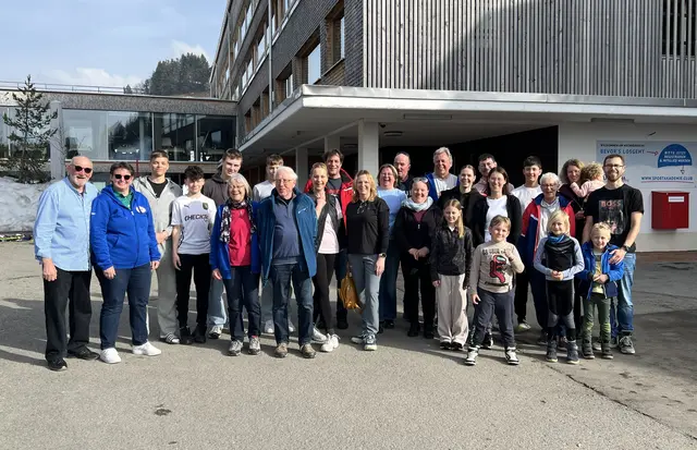 Die Gruppe vom Skiclub Forchtenberg vorm Hochhäderich Alm Hotel | Foto: privat: G. Schmetzer