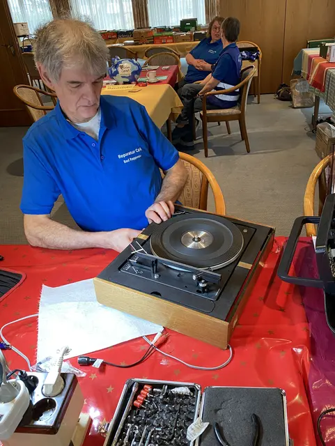 Rüdiger Kartte aus Bad Rappenau mit einem „älteren“ Plattenspieler    | Foto: Klaus Ries-Müller