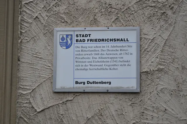 Tafel an der Burg. | Foto: Daniela Somers