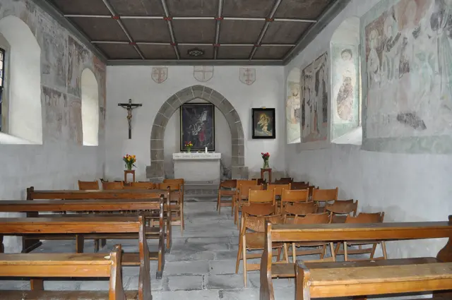 Ich hatte Glück. Die Holztüre war auf. Danach kommt noch eine Gittertüre, aber da konnte ich wenigstens gut durch fotografieren. Vielleicht bekomme ich auch mal die Chance die Kirche genau anzuschauen. | Foto: Daniela Somers
