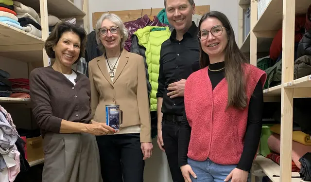 In der Kleiderkammer des UWI26. Von links nach rechts: Sybille Heeg, Dr. Martina Kitzing-Bretz vom IWC, Gerald Bürkert und Lea Meißner von der Aufbaugilde | Foto: Aufbaugilde, hochgeladen von Dr. Martina Kitzing-Bretz