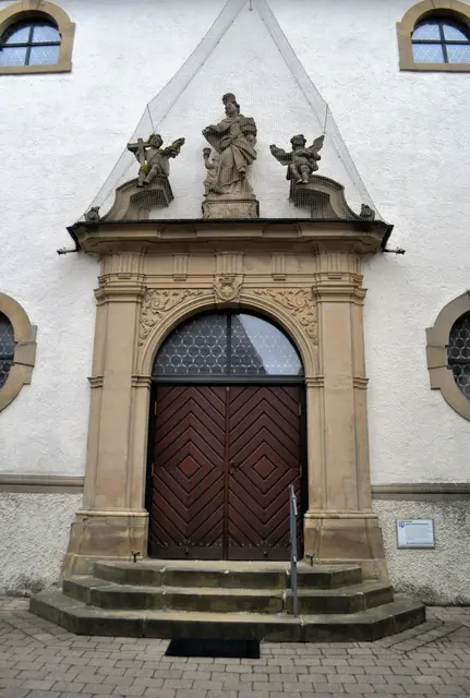 Eingangsportal zur Kirche St. Kilian. Sie wurde im Jahr 1734 im Stil des Barock vom Deutschen Orden erbaut. | Foto: Daniela Somers
