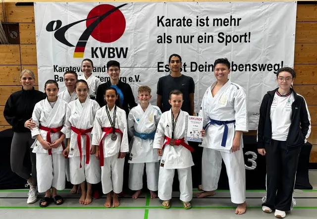 Von links: Yasmin Zikofsky (Coach), Leyla Düzyol, Lenox Schneider, Zahra Merdivan, Xenia Schneider, Sarah Baumgärtner (Coach), Joleen Schindler, Emilian Wezel, Leon de Silva (Coach), David Kopp, Djego Wabingga, Advija Isejnoska (Coach) | Foto: Takumi 74 e.V.