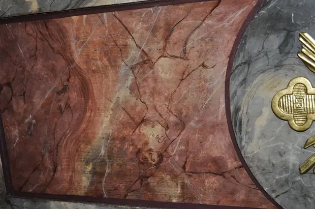 Wer genau hinschaut sieht einen Knaben verkehrt herum. Diese Darstellung sieht man auf dem Sockel des linken Seitenaltars. Wahrscheinlich, vielleicht? ein Sohn des Künstlers. | Foto: Daniela Somers