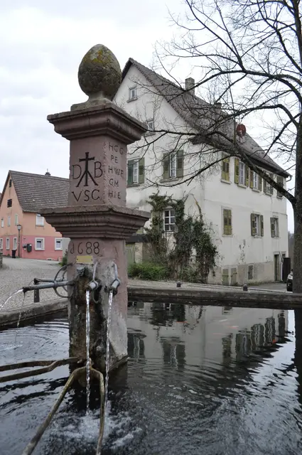 Der Dorfbrunnen aus dem Jahr 1688 mit dem Wappen von Duttenberg. | Foto: Daniela Somers