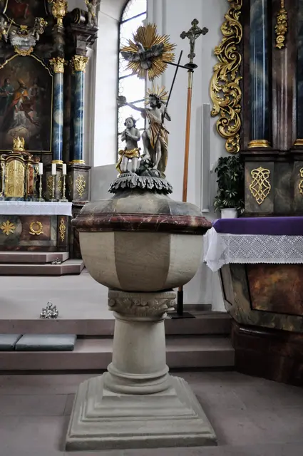 Taufstein. Auf dem Deckel wird eine Taufszene dargestellt. | Foto: Daniela Somers
