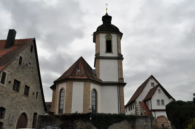 Kirche St. Kilian. Rechts daneben das Pfarrhaus. | Foto: Daniela Somers