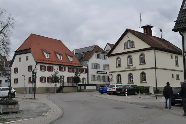Blick aufs ehemalige Rathaus und links eines der ältesten Gebäude im Ort. Die Datierung der Balken im Dachgeschoss geht wohl auf das Jahr 1599/1600 zurück. | Foto: Daniela Somers