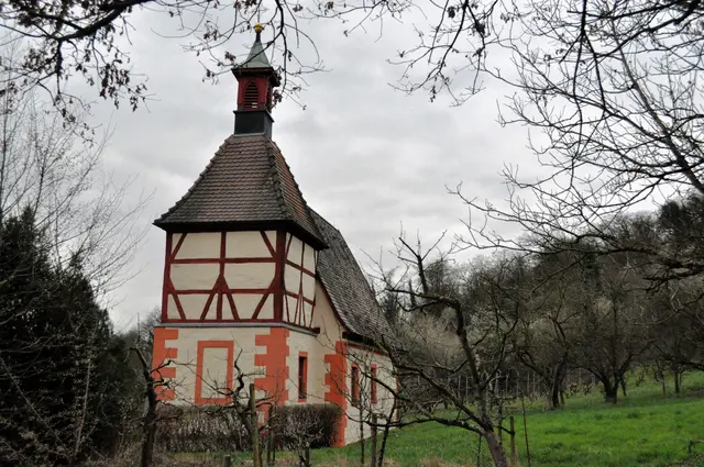 Direkt an der Straße gelegen. Die kleine Kreuzkapelle St. Anna | Foto: Daniela Somers