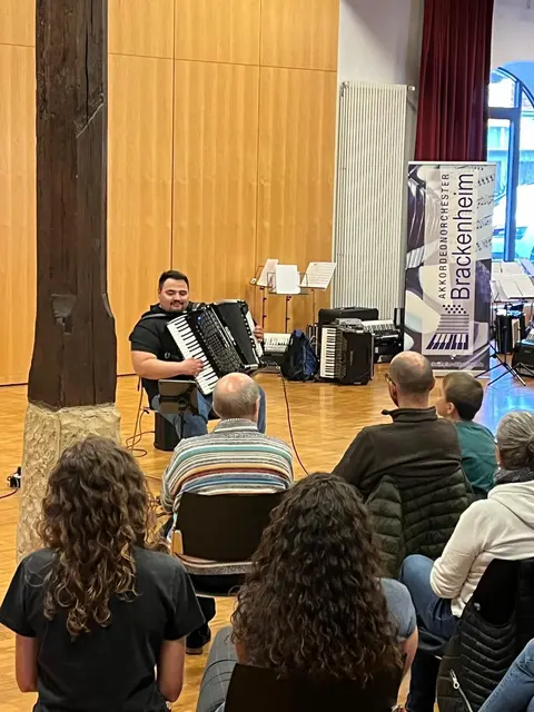 Michael Ziegler vor gespanntem Publikum  | Foto: AOB