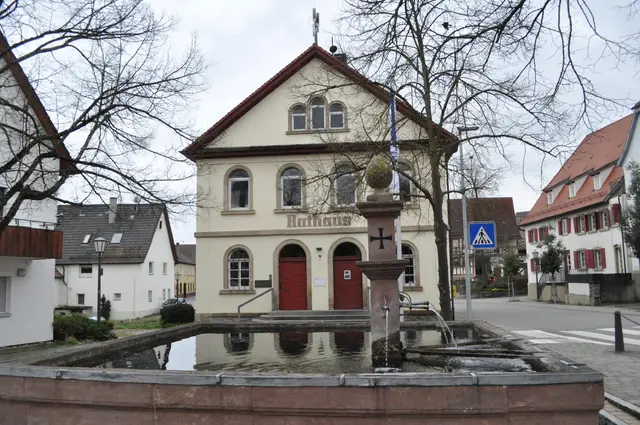 Das alte Rathaus, davor der Dorfbrunnen aus dem Jahr 1688. Auf dieser Seite des Brunnens sieht man auch das Kreuz des Deutschen Ordens. | Foto: Daniela Somers
