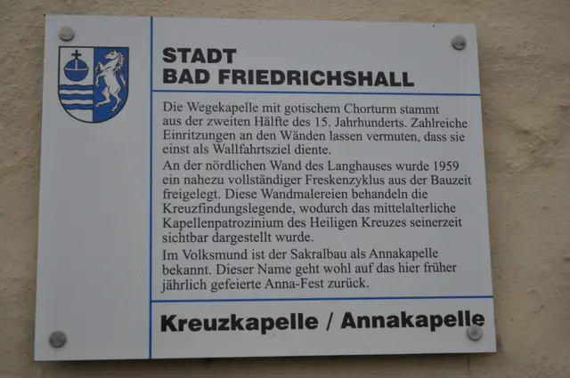 Schön dass die Stadt überall Erklärungstafeln anbringen hat lassen. | Foto: Daniela Somers