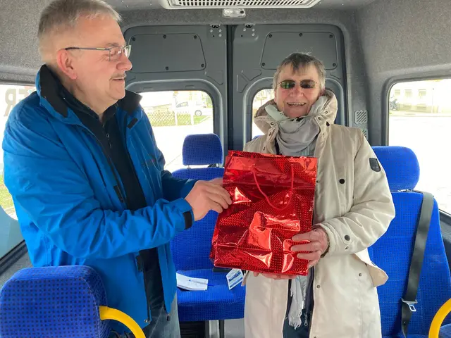 Brunhilde Wachno war der erste Bürgerbus-Fahrgast auf der neuen Linie. Klaus Ries-Müller vom Bürgerbusverein überreichte ein kleines Geschenk mit Leckereien vom Weltladen. | Foto: Adrian Hofmann, Kraichgau Stimme