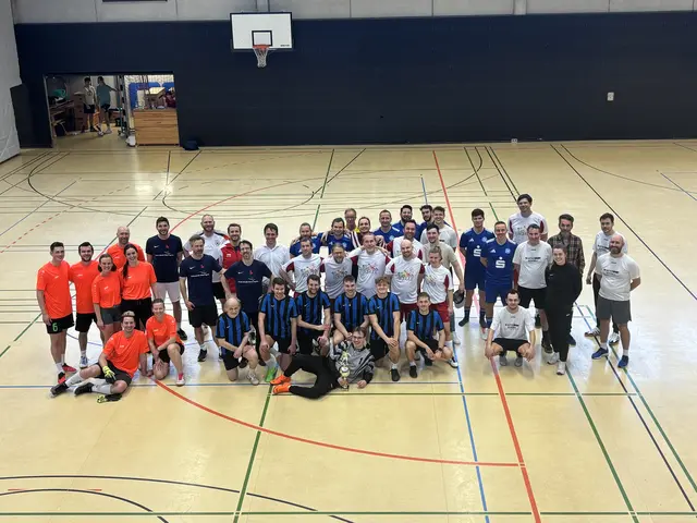 Alle sechs Lehrkräfte-Teams beim Lehrerfußballturnier Hohenlohe 2026 an der Freien Schule Anne-Sophie. Fair Play, Teamgeist und viele strahlende Gesichter. | Foto: Janina Sauter