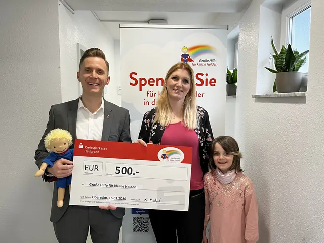 Bild: von links: Jonas Banar, Kathrin und Medina Mehic  | Foto: Quelle: Stiftung