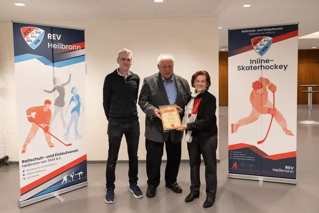 Rolf Erwerle (Mitte) wird für 85-jährige Mitgliedschaft beim REV Heilbronn vom scheidenden Vorsitzenden Heiko Arndt und Schatzmeisterin Sigrid Seeger-Losch mit der Ehrenurkunde ausgezeichnet.  | Foto: privat 