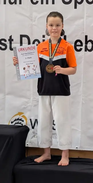 Maya Papp präsentiert stolz ihre Urkunde und Medaille für den 3. Platz im Kumite | Foto: Karateverein Eppingen
