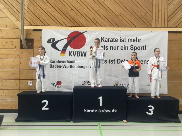 Maya Papp (zweite von rechts) holt die Bronzemedaille im Kumite | Foto: Karateverein Eppingen