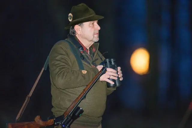 Es ist spannend und erholsam zugleich, nachts im Wald als Jäger anzusitzen. Vielfältig sind die Geräusche der Nacht. Die Eulen, der Fuchs, Marder, Wildschweine - sie alle sind dort immer wieder mal zu hören und auch zu sehen. Bei Vollmond wird der blattlose Wald im Herbst sehr hell und man sieht recht gut. | Foto: Hans Peter Schmitt