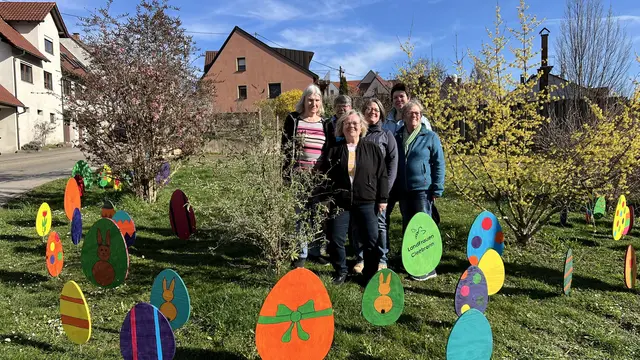 Das Vorstandsteam der Cleebronner LandFrauen beim aufstellen der neuen Osterdeko am Kreisel  | Foto: privat