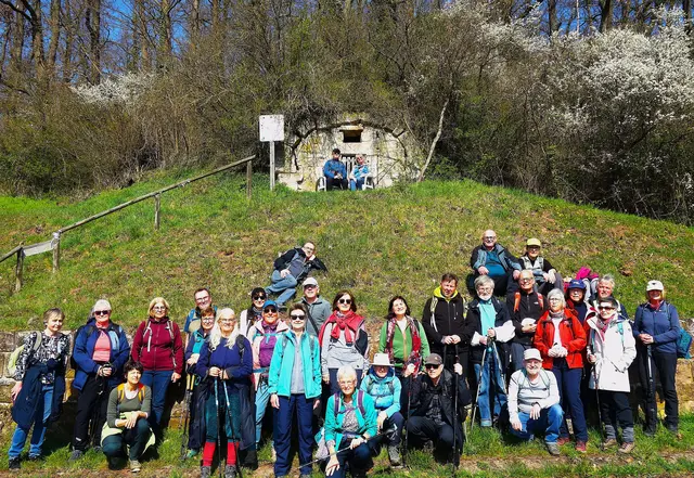 Beim Weinbergunterstand des 376m hohen Forstkopfes versammelten sich die 33 Wanderer der Aktivgruppe Talheim bei Sonnenschein und herrlichem Frühlingswetter gerne zu einem Gruppenfoto. | Foto: I.Reitz