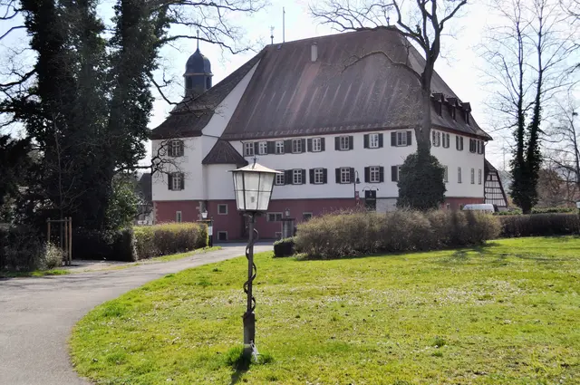 Das Rote Schloss. Ursprünglich von einem Enkel von Götz von Berlichingen erbaut. Allerdings wurde es seit dem schon zweimal komplett erneuert. (Im 18. Jahrhundert). Heute ist unter Anderem ein Restaurant im Gebäude. | Foto: Daniela Somers