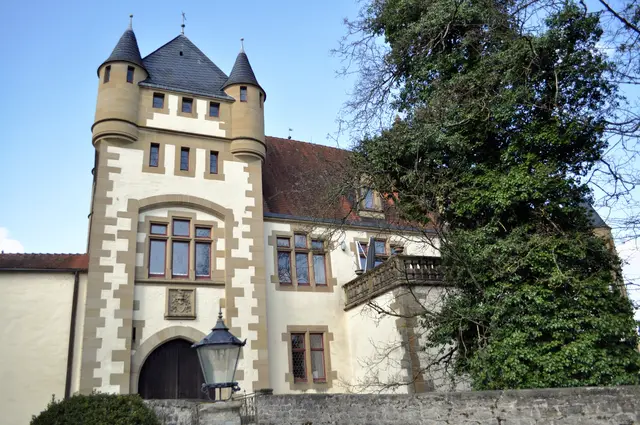 Über dem Eingang sieht man das Wappen der "von Berlichingen". | Foto: Daniela Somers