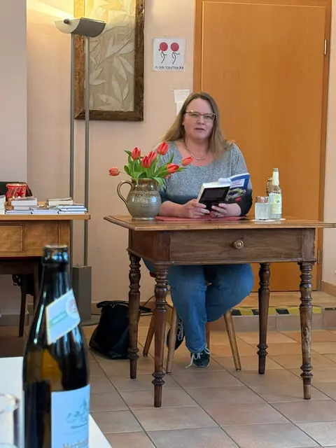 Wildis Streng liest aus ihrem neuesten Roman "Jagstleuchten"  | Foto: Monika Ana Christ