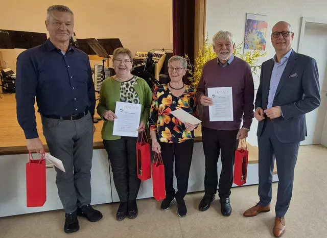 Auf den Fotos zu sehen sind wir zusammen mit unseren Jubilarinnen und Jubilaren: Ingrid Beckbissinger (2. von links) und Walter Conrad (2. von rechts), die beide auf beeindruckende 60 Jahre aktive Vereinsmitgliedschaft zurückblicken können, sowie Gerda Riedinger (Mitte), die sogar für 70 Jahre geehrt wurde – eine außergewöhnliche Leistung! | Foto: HCI