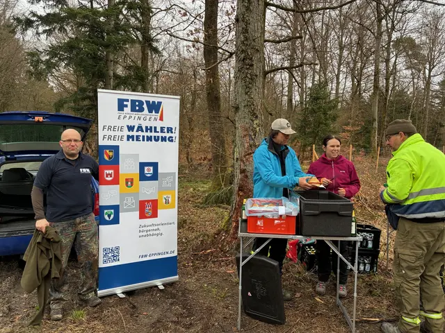 Gemeinderäte der FBW-Eppingen beim Ausgabe des kostenlosen Vespers am Anschluss an die Baumpflanzaktion.  | Foto: FBW-Eppingen