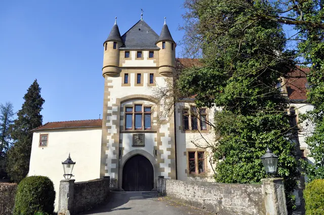 Das Eingangstor der Burg führt über eine steinerne Brücke | Foto: Daniela Somers