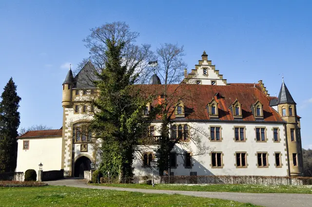 Die Burg geht auf eine mittelalterliche Burg der Herren von Husen zurück. Danach wurde sie mehrfach umgebaut. 1876 bis 1878 wurde sie sehr umfangreich durch den Ulmer Münsterbaumeister August Beyer umgebaut. | Foto: Daniela Somers