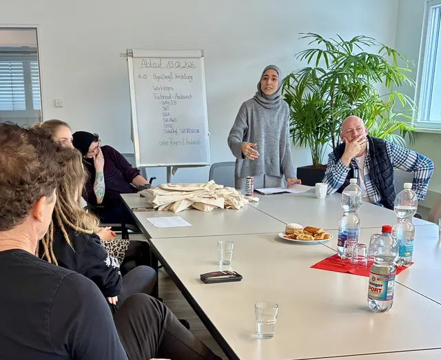 Ferdaus Alnahhal (KiJuB/ASB Heilbronn) empfängt Studierende der EH Ludwigsburg.
 | Foto: ASB Region Heilbronn-Franken