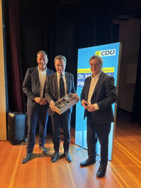 Der CDU-Stadtverbandsvorsitzende Thomas Knörle (links) und der Landtagsabgeordnete Dr. Michael Preusch (rechts) bedanken sich bei Gastredner Günther H. Oettinger mit einem Weinpräsent für dessen Analyse beim CDU-Bürgerempfang in der Alten Kelter. | Foto: Daniela Knörle