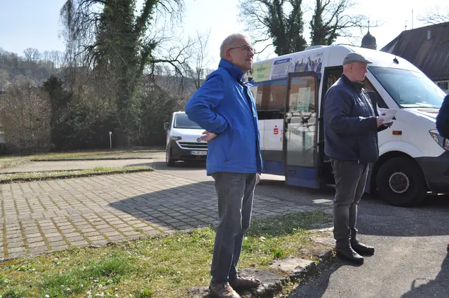 Die zwei Bürgerbusfahrer waren nicht nur Fahrer, sondern auch Reiseleiter und haben uns interessante Fakten über den jeweiligen Ort erzählt. | Foto: Daniela Somers
