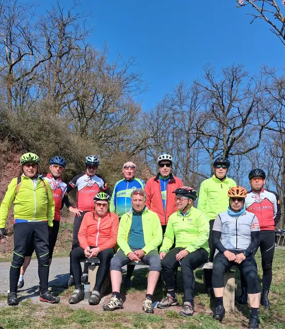 Radsportler vom SV Leingarten auf dem südlichen Strombergrücken neben dem Spalier der blühenden Mandelbäumen. | Foto: Urheberbild von Willi Frasch