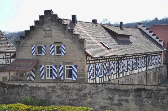 Die blauen Fensterläden sind schon ein Hingucker. | Foto: Daniela Somers