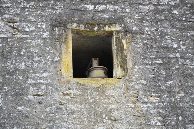 Auf der Rückseite des Bergfrieds kann man diesen Bottich sehen. Wozu er da war? Keine Ahnung. | Foto: Daniela Somers