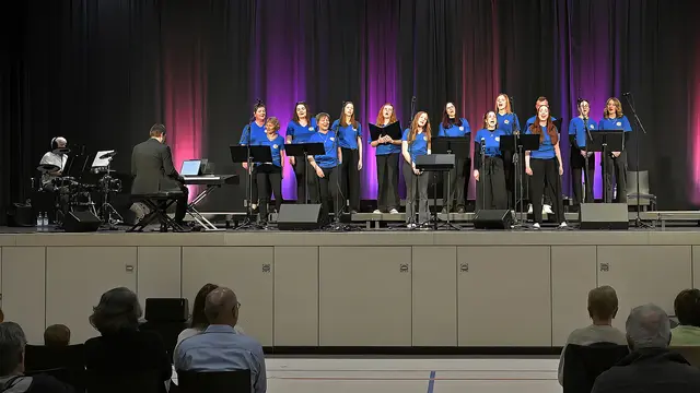 SoundAttack mit ihrem Chorleiter Florian Geibel | Foto: Dieter Müller