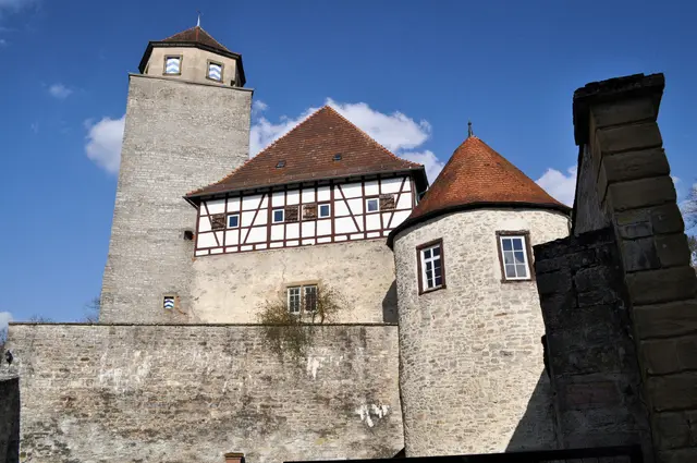 Der erste Blick auf das Schloss. Der Bergfried stammt noch aus dem 13. Jahrhundert. | Foto: Daniela Somers