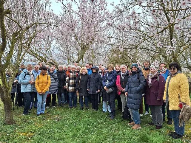 Unter blühenden Mandelbäumen erfahren die Frauen vom Frauenchor und die Seniorinnen der Frauengymnastik des TSV alles über die Mandel | Foto: Frauenchor