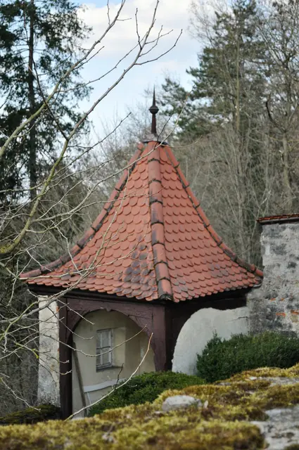 Hinter den dicken Mauern am Plateau sieht man noch dieses Türmchen. | Foto: Daniela Somers