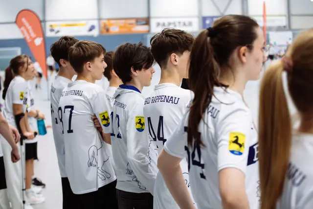 U17 Mannschaftsmitglieder an der Sideline. | Foto: TV Bad Rappenau