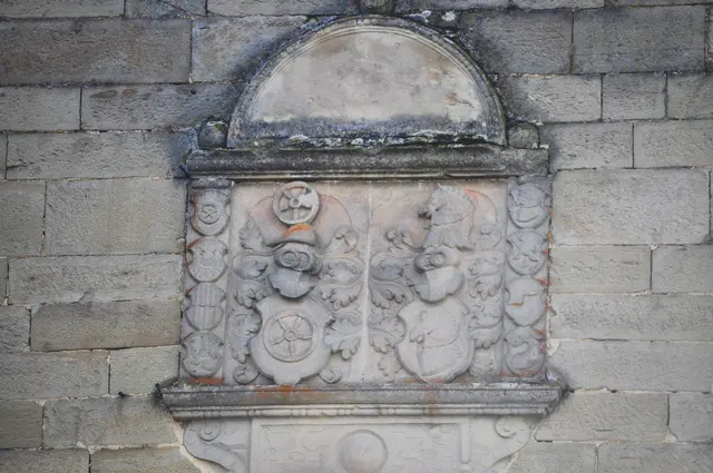 Wappen am lang gestreckten Haupthaus. | Foto: Daniela Somers