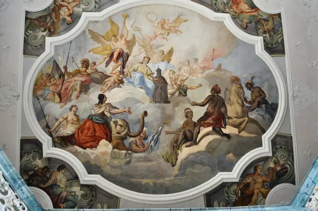 Das Deckengemälde. Giovanni Battista Ferrandini gestaltete 1745 dieses Gemälde. Es soll den „Triumph der katholischen Kirche“ zeigen. Eine Frauengestalt, die von den vier Erdteilen umgeben ist, soll es versinnbildlichen. | Foto: Daniela Somers