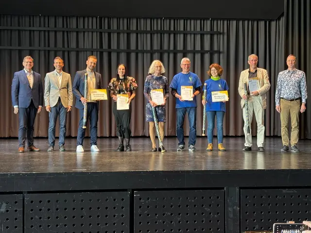 Festlicher Moment: Vertreterinnen und Vertreter aller ausgezeichneten Schulen auf der Bühne der Sulmtalhalle Erlenbach. | Foto: Udo Bürkert