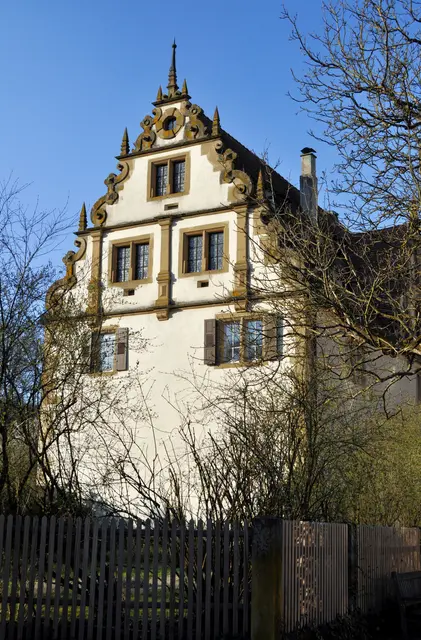 Der reich verzierte Treppengiebel der alten Abtei. | Foto: Daniela Somers