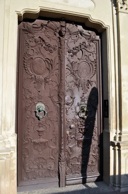 Durch diese wunderschöne Tür geht es zum Treppenhaus in der Neuen Abtei. | Foto: Daniela Somers