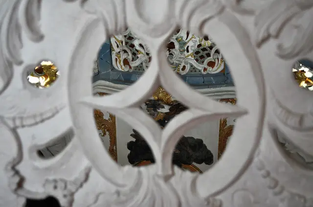 Blick durch das verzierte Geländer | Foto: Daniela Somers