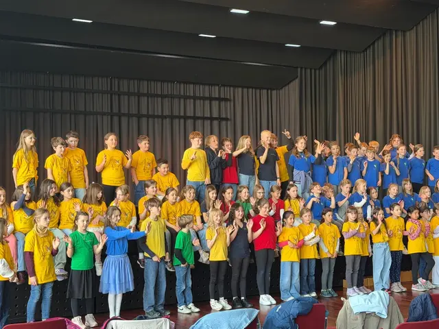 Stimmen, die berühren: Singende Kinder setzen dem Festakt einen klangvollen Akzent. | Foto: Udo Bürkert